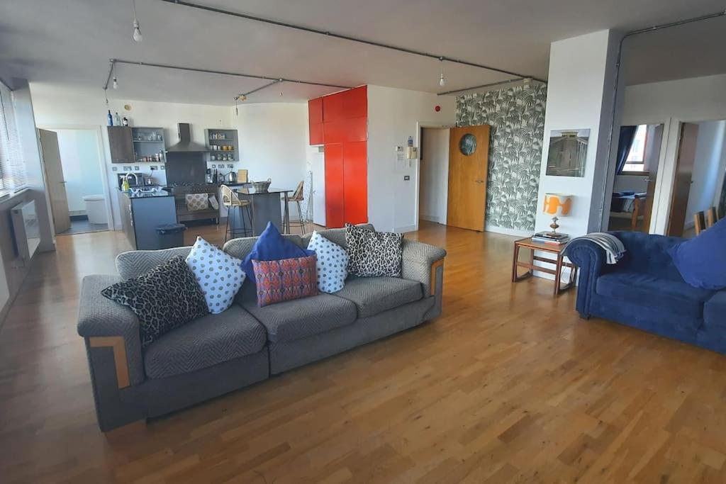 Trendy, Urban Open Plan Apartment Бристоль Екстер'єр фото