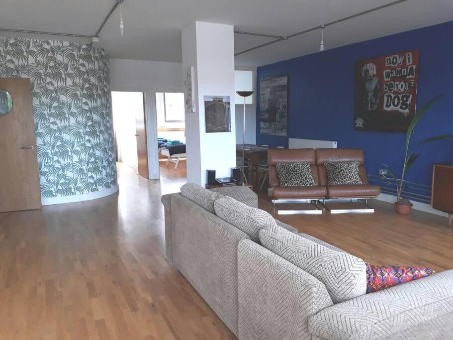 Trendy, Urban Open Plan Apartment Бристоль Екстер'єр фото